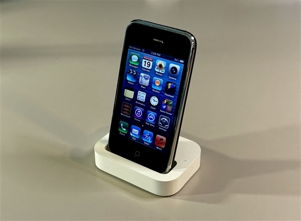 看懵了！初代iPhone到iPhone 17自拍对比 网友吐槽几乎一样