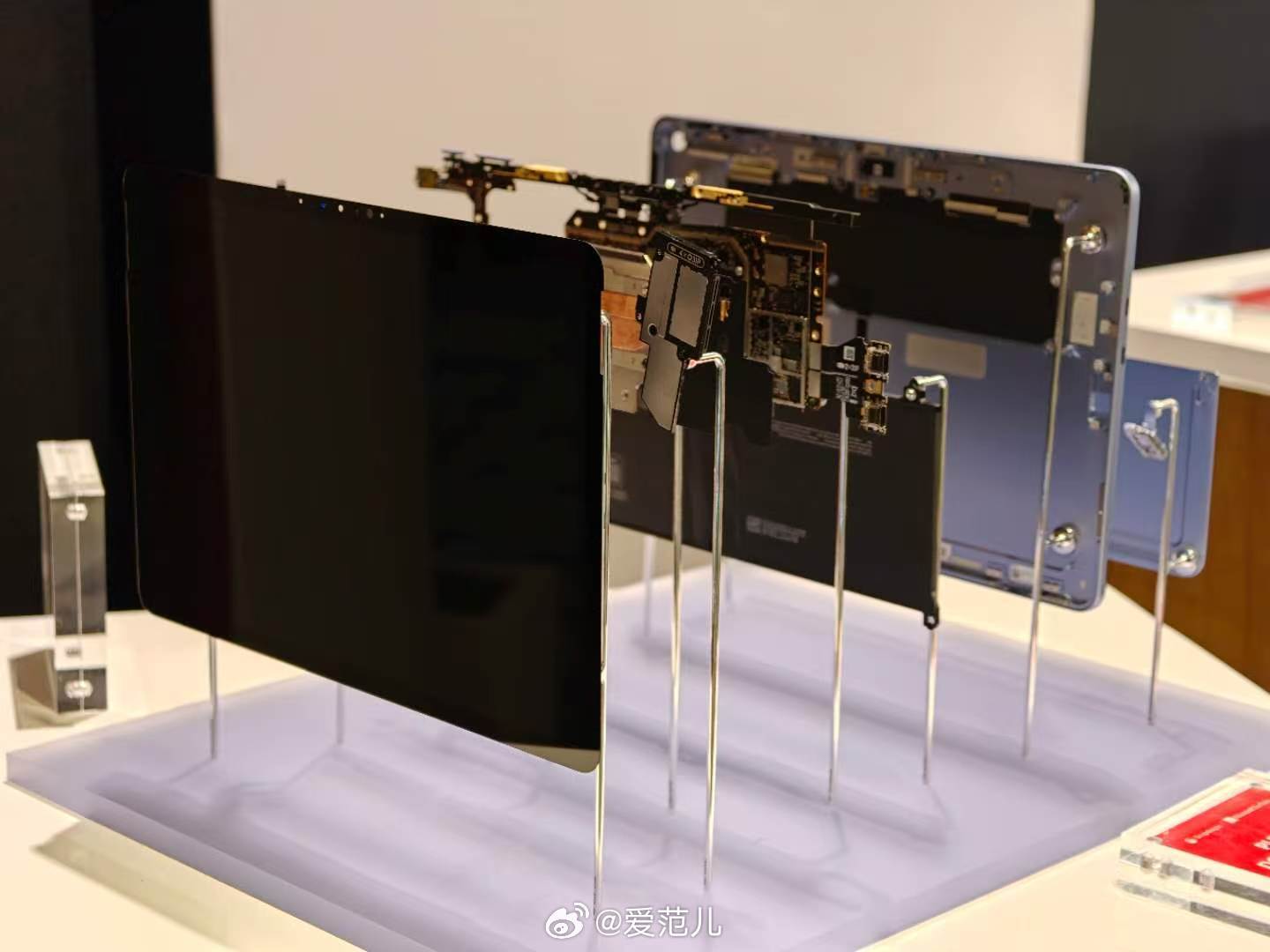 【新 Surface 换上 X2 Plus,还有一台「曼联红」特别版