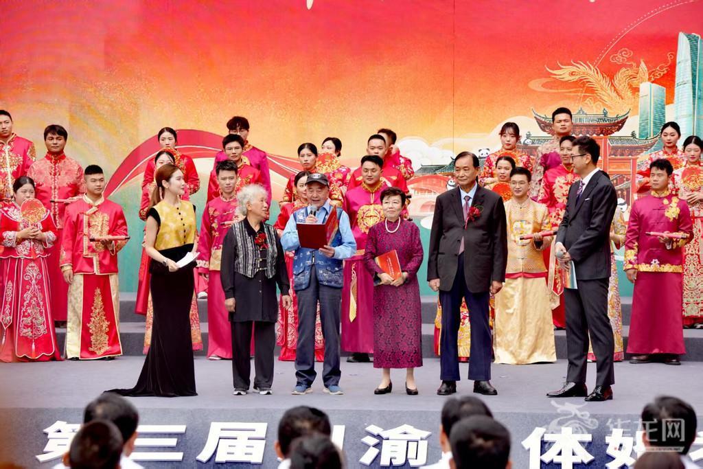 金婚夫妻送上诚挚祝福。第1眼TV-华龙网记者 陈洋 摄