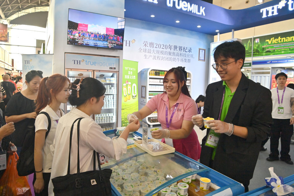 9月17日,观众在中国—东盟博览会越南商品馆品尝牛奶制品。新华社记者 周华 摄