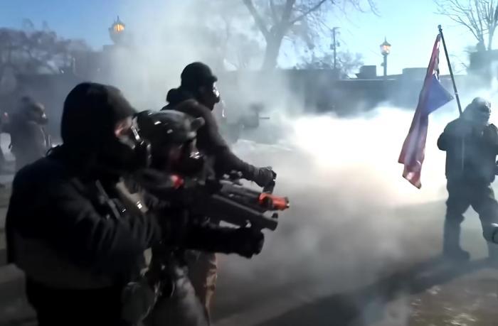 美国联邦执法人员镇压抗议活动。图片来源：外媒视频报道截图