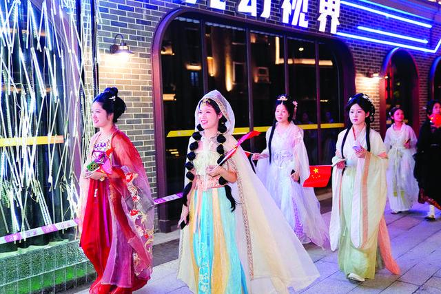 在惠阳坝尾淡水墟文化特色街区举办的“月满中华·情系归善”国庆嘉年华活动吸引不少市民游客参与。惠州日报记者许文昌 通讯员李瑞懿 摄
