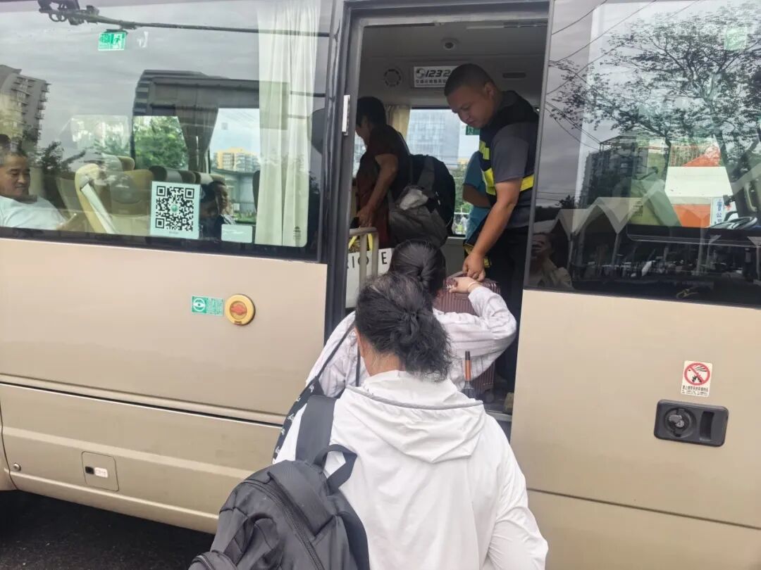 古城街道组织居民返回家中