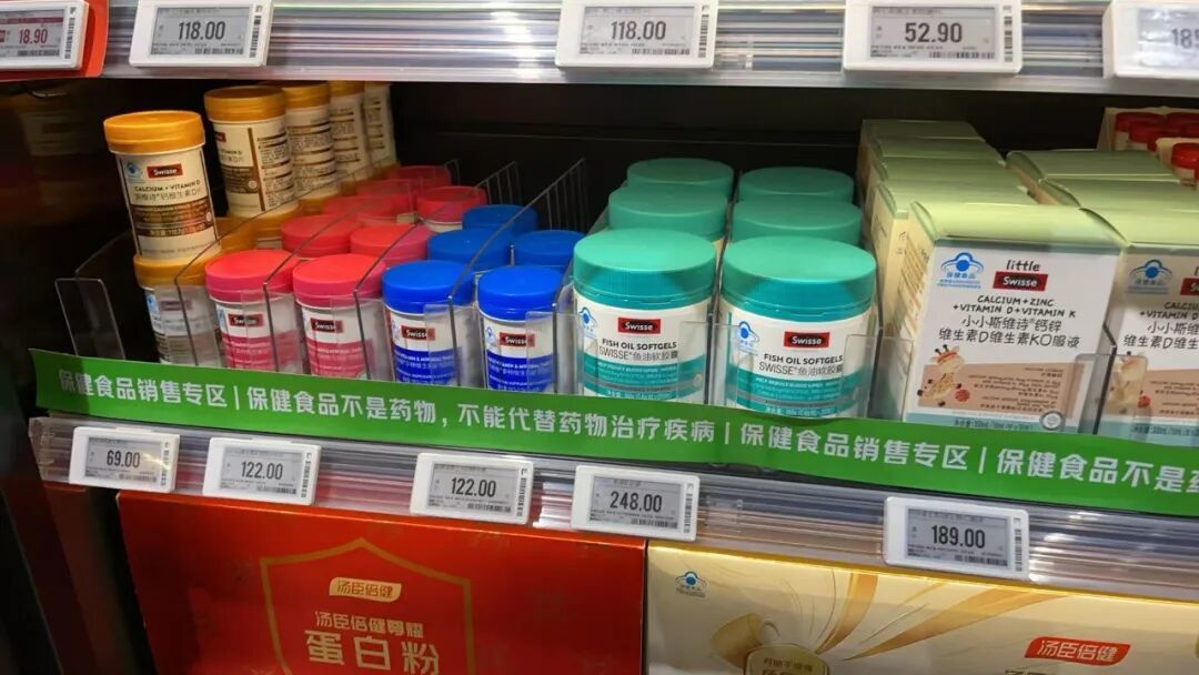 药店里正在售卖的斯维诗保健品/盐财经郭嘉亮 摄