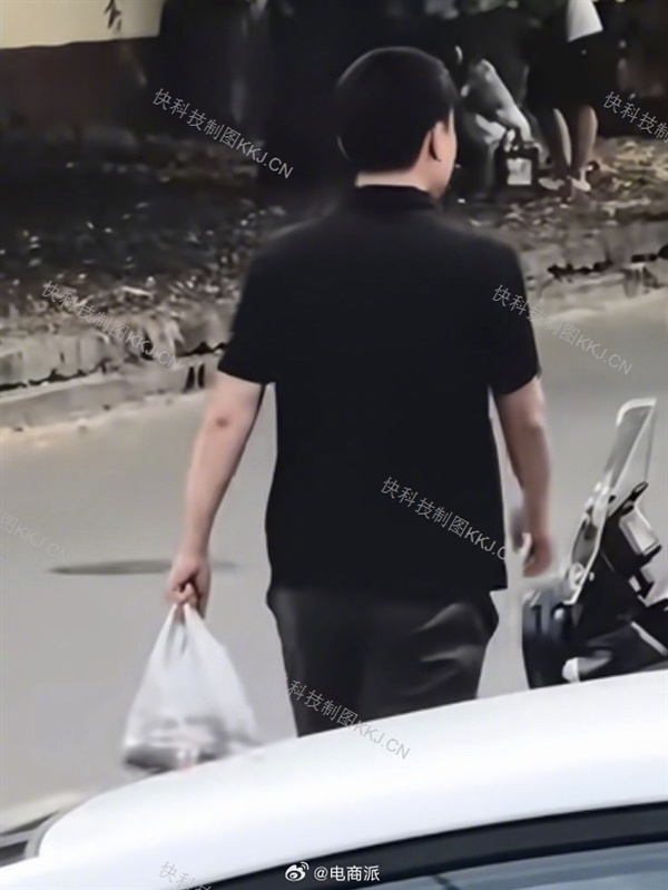李想被偶遇上街买菜 手提塑料袋现身 网友直呼大佬接地气