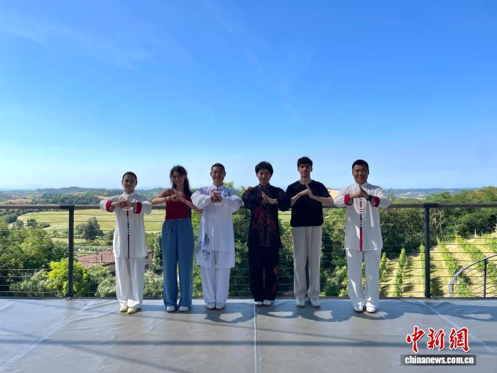 伊莱尼亚(左二)和太极拳大师代表团合影。(资料图,安娜·阿格列塔 摄)