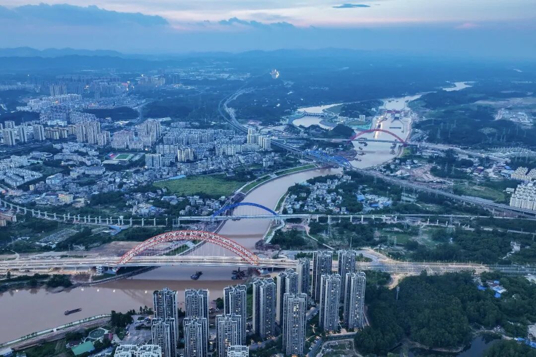 8月19日拍摄的广西钦州市区和流经此处的平陆运河(无人机照片)/新华社记者 曹祎铭 摄