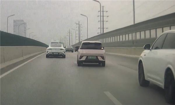 理想车主高架上故意别比亚迪海鸥：连累一旁正常行驶的小米SU7