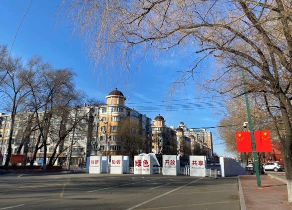 城市发展标语之一。王雅洁/摄。