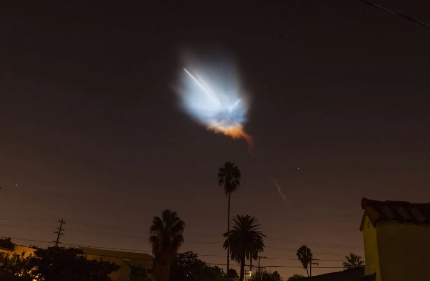▲一枚SpaceX猎鹰9号火箭发射升空 资料图