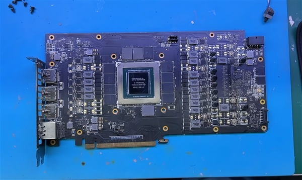 1500块买张RTX 4090:拆开一看GPU核心都是塑料造