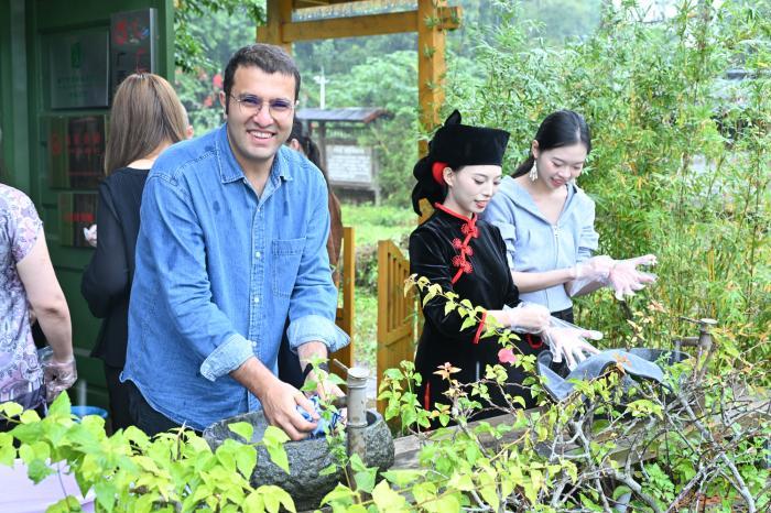 艾森在广西体验扎染，感受中国传统工艺的独特魅力。受访者供图