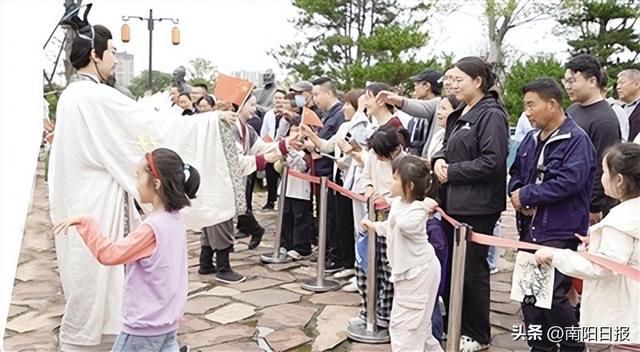 卧龙岗武侯祠游客互动