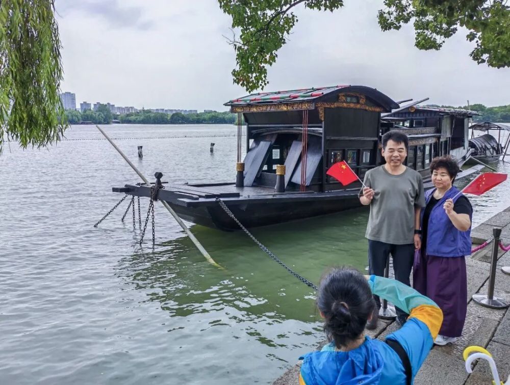 10月1日,游客在浙江嘉兴南湖景区湖心岛留影。新华社记者 徐昱 摄