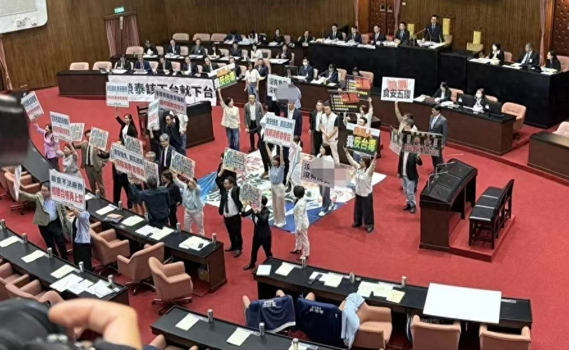 图注：“在野”阵营占领发言台。卓荣泰在蓝白民代高喊“下台”的声浪中寸步难行。