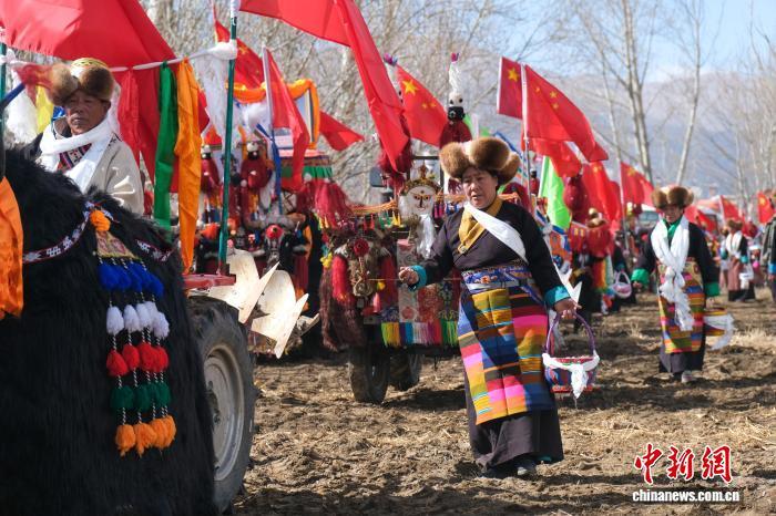 3月16日上午,拉萨市曲水县达嘎镇色达村村民身着节日盛装,举行传统春耕活动。中新社记者 江飞波 摄