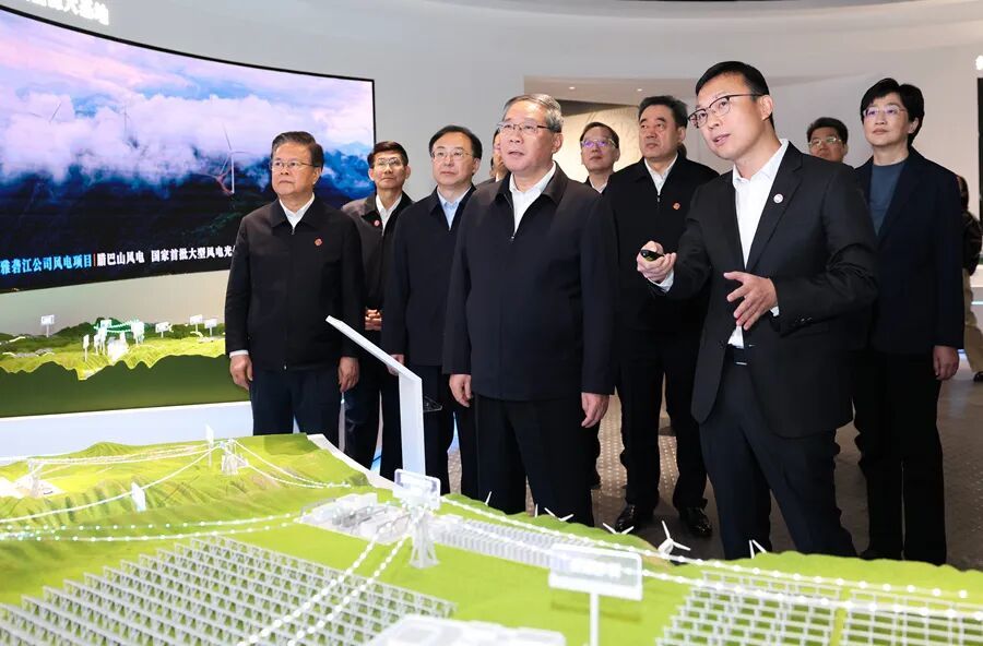 3月31日，李强在雅砻江流域水电开发有限公司了解水风光一体化基地开发等情况