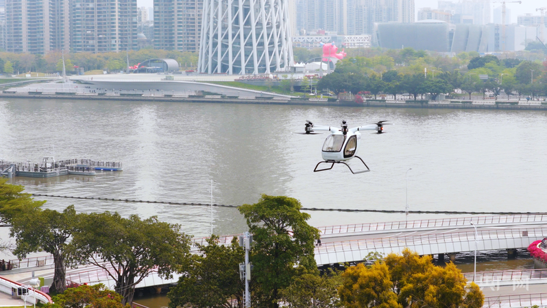 双座飞行汽车在广州海心沙试飞（央广网发 受访者供图）