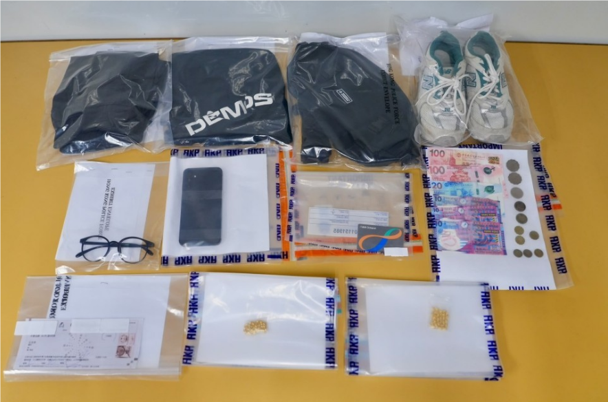 警方查获的证物,并找回部分金链。图源:港媒