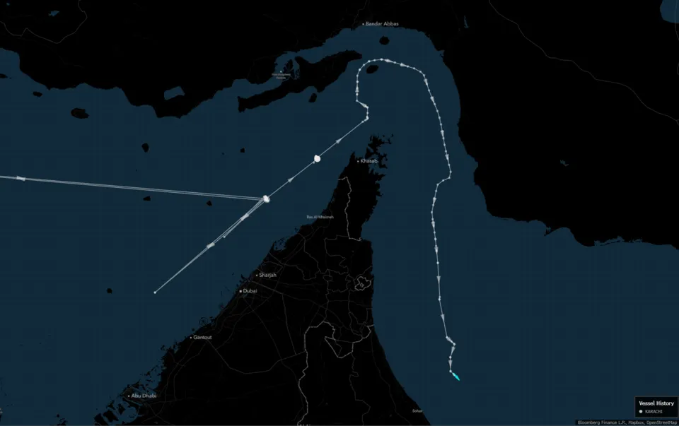 ▲航行图显示，“卡拉奇”号于周日驶出霍尔木兹海峡。（图源：彭博社）
