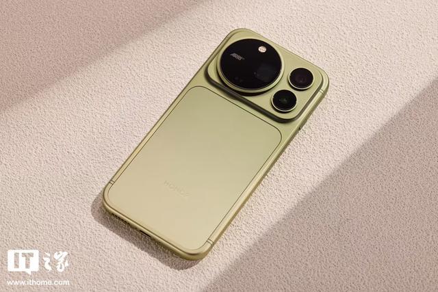 IT之家开箱：荣耀 Magic9 Pro Max 手机图赏