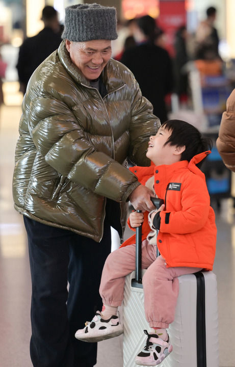 2月2日在北京首都国际机场航站楼拍摄的出行旅客。新华社记者 李贺 摄