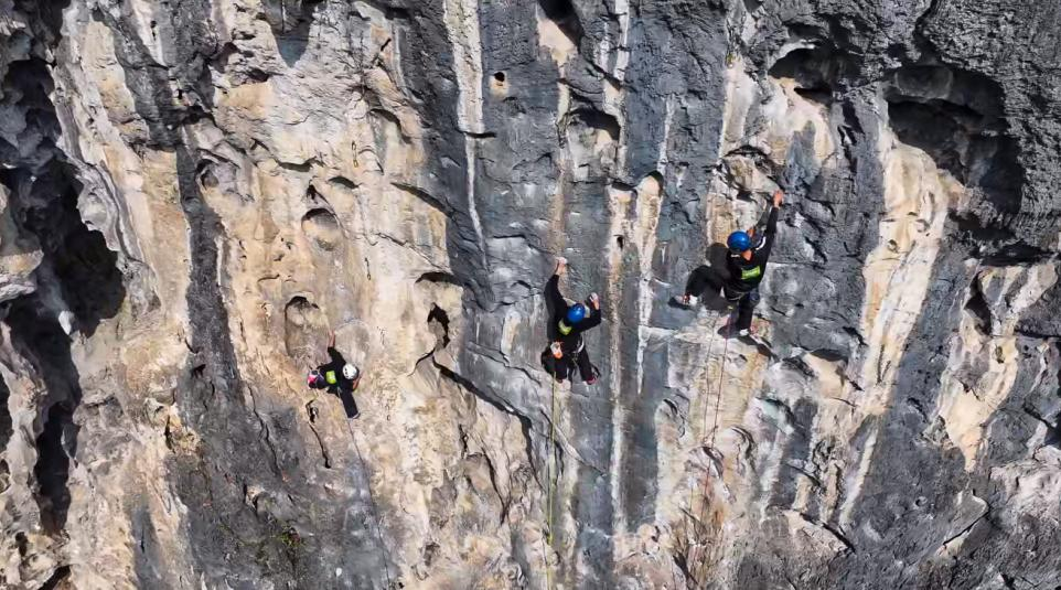 在阳朔攀岩节，参赛选手在进行岩壁挑战（央广网发 阳朔县融媒体中心供图）