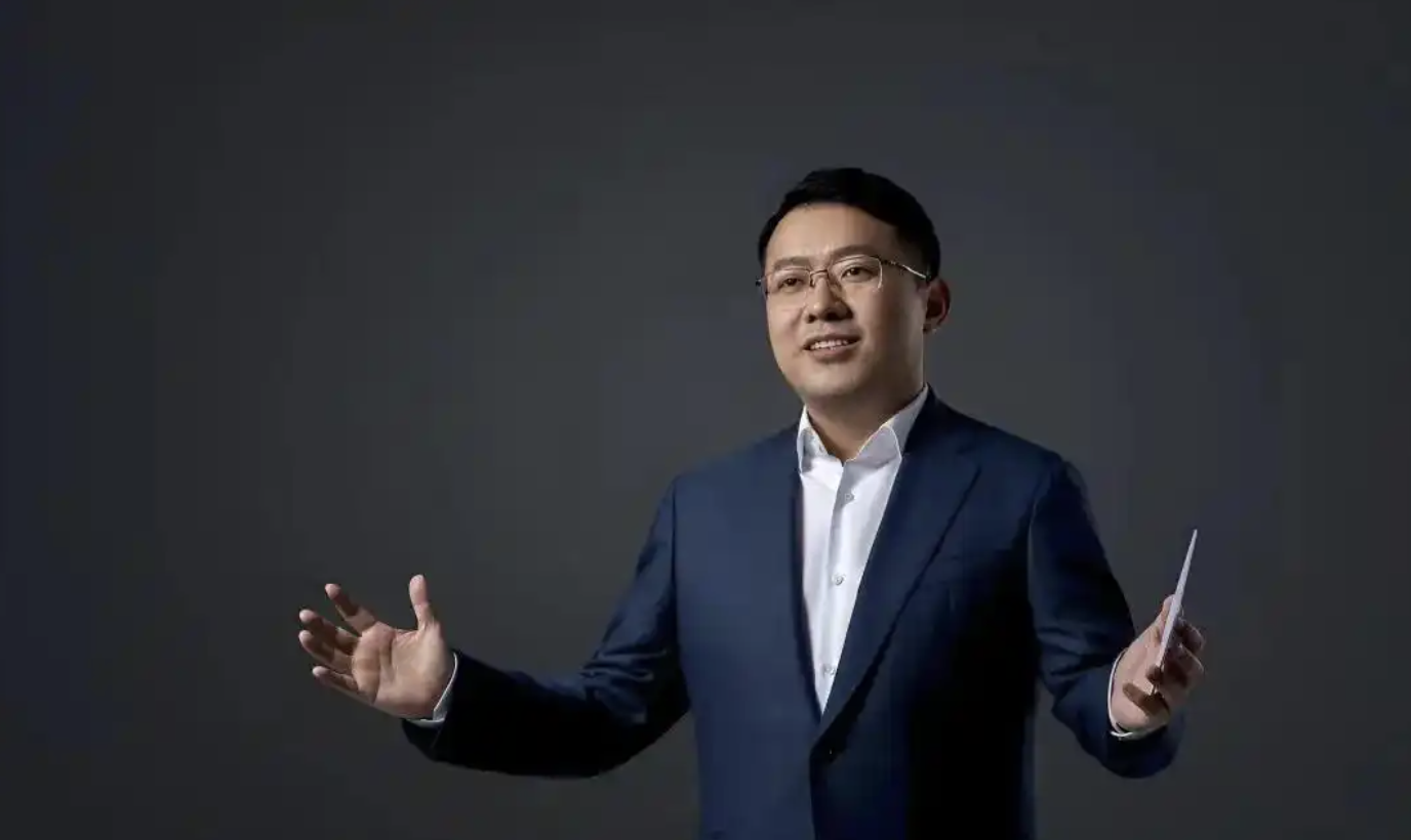 李书福交棒安聪慧接印，吉利能逆势狂飙的根本逻辑是什么？