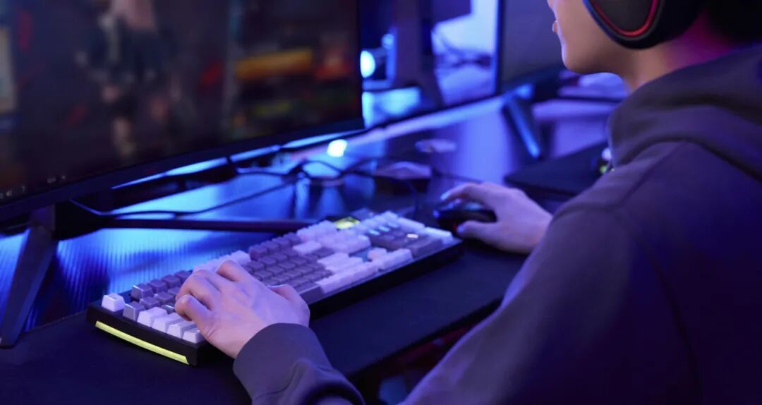 摄图网_501806528_banner_年轻人坐电脑前打网络游戏(企业商用).jpg