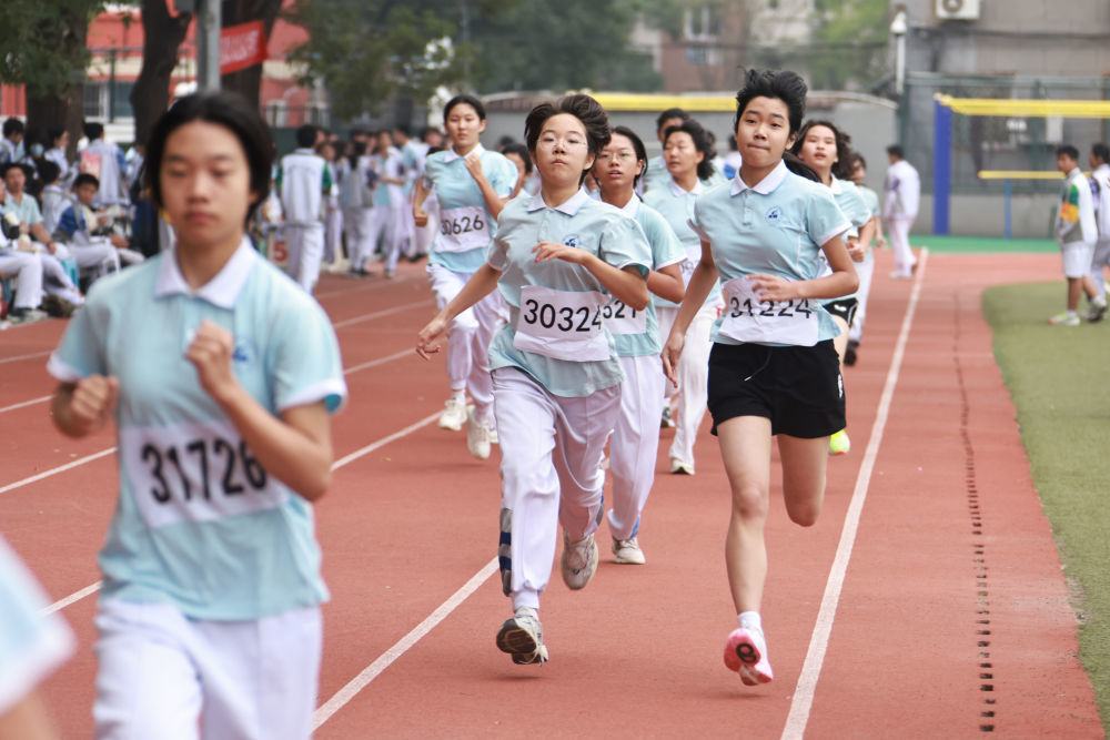 图为北京市八一学校的学生参加学校运动会女子径赛项目。（受访者供图）