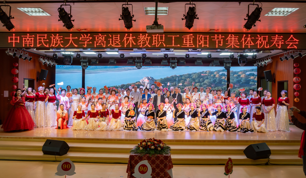 与会领导与全体表演人员合影。马鑫雨 摄.jpg