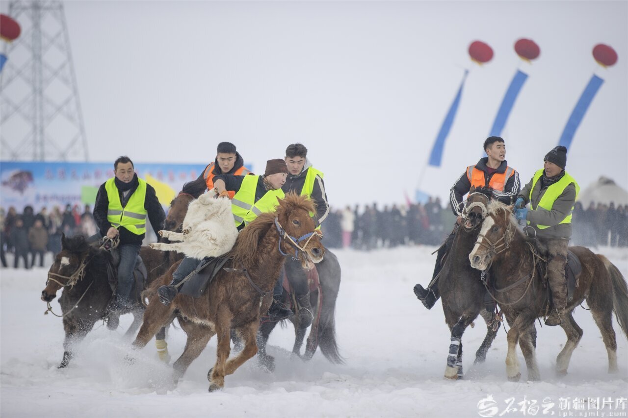 木垒哈萨克自治县大南沟乌孜别克族乡，第五届“冬宰欢歌&middot;冰雪盛会”民俗文化旅游活动热闹开幕。巨海成摄
