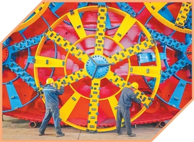 位于江苏扬州市的江都高新技术产业开发区，工人在制造重工设备。