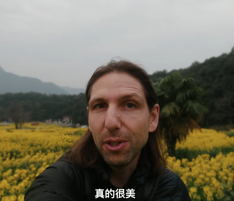 美国博主“Craig也叫快克”置身于盛开的油菜花中