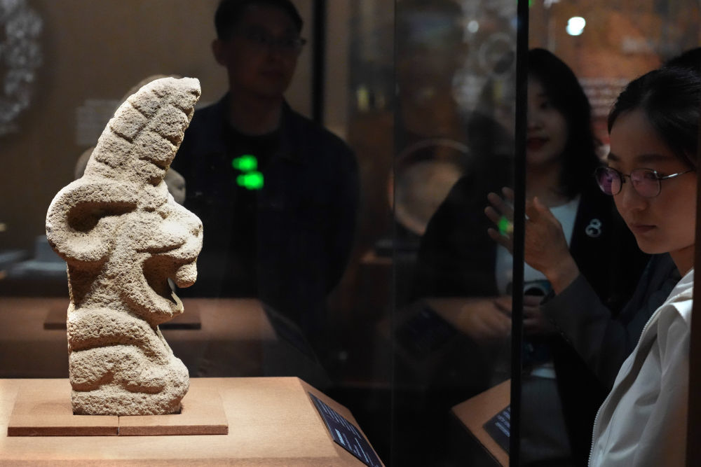 2026年5月17日，观众在首都博物馆参观“玉米&middot;黄金&middot;美洲豹——玛雅与安第斯古代文明”大展。新华社记者 谢晗 摄