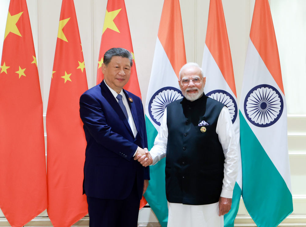 当地时间9月12日下午，国家主席习近平在印度新德里出席金砖国家领导人第十八次会晤期间会见印度总理莫迪。新华社记者 王晔 摄