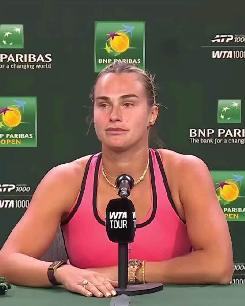 印第安维尔斯首秀轻松过关配资炒股平台网，郑钦文笑谈订婚戒指分散对手注意力