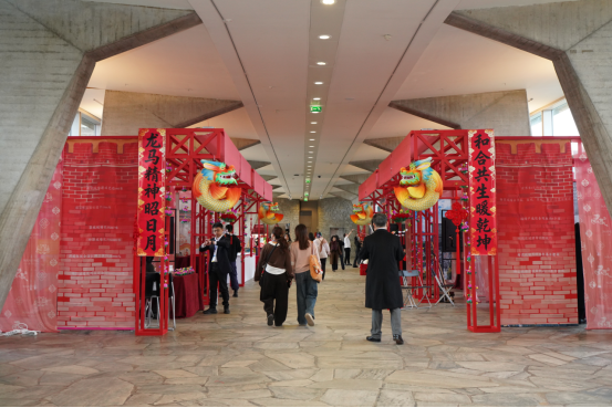 “遇·鉴”中国春节活动会场悬挂春联