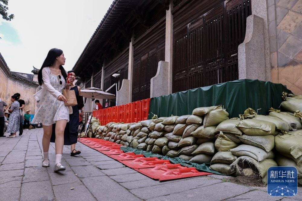 ↑ 安徽省黄山市徽州区呈坎古村一处古建筑前的防汛沙袋(7月11日摄)。新华社记者 常能嘉 摄
