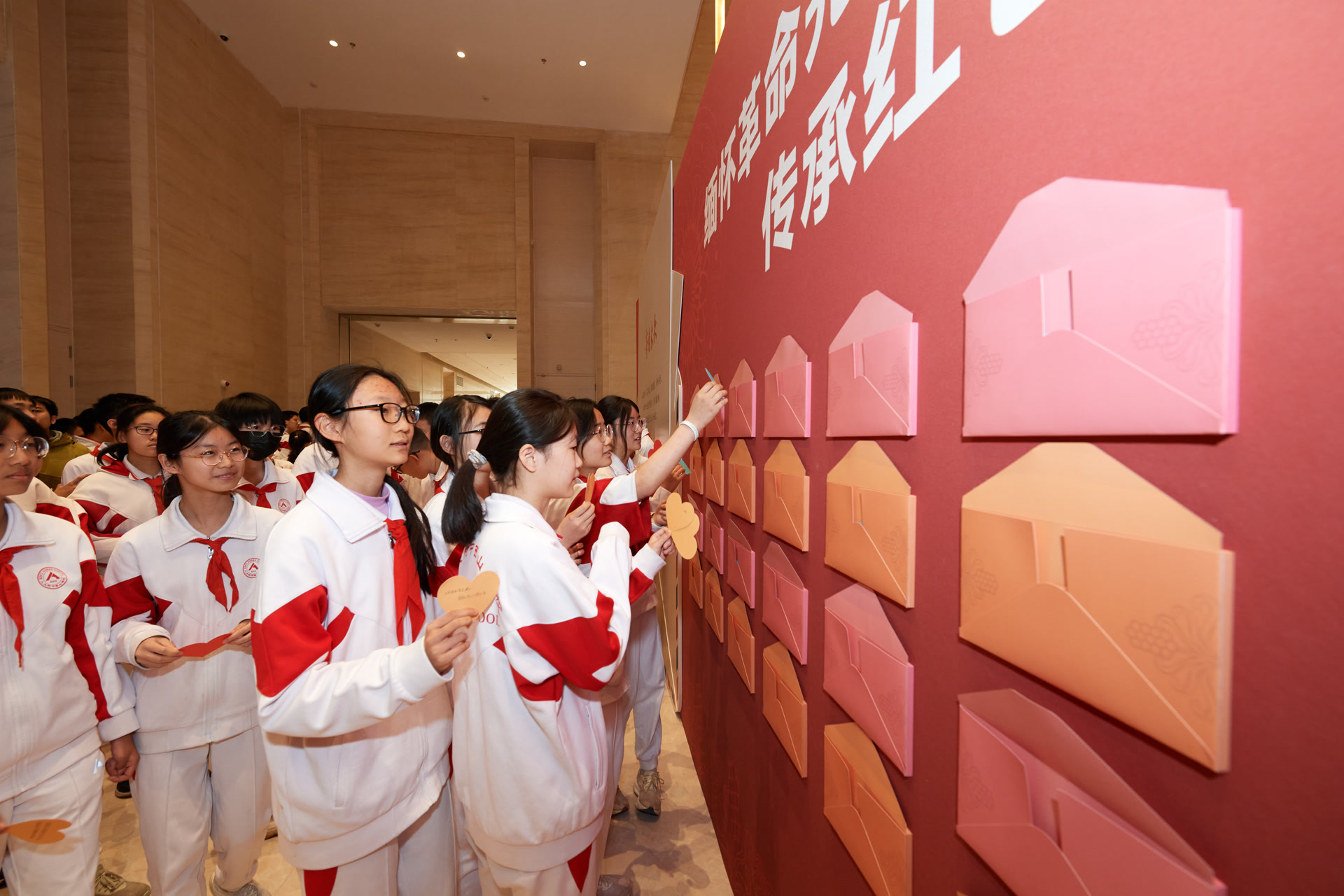 学生们在展厅结尾“寄语未来”留言板上写下希望