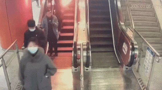 地铁乘客外套冒出明火：竟是未使用的充电宝自燃 产品12月刚购入 有3C认证  