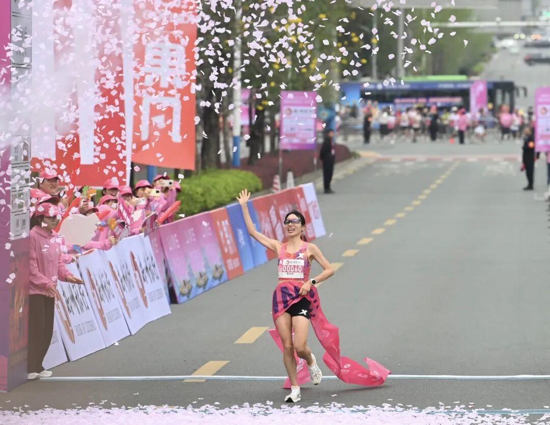 ▲张水华柳州马拉松夺冠 图据柳州发布