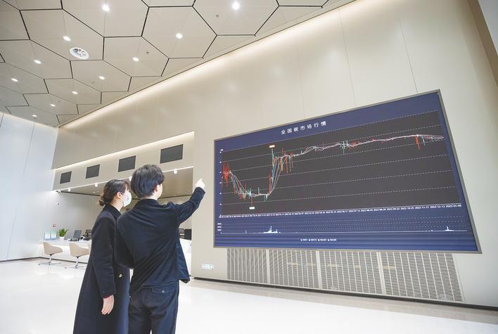 中碳登大厦3楼登记结算大厅内，工作人员为用户提供咨询服务。 （湖北日报全媒记者 柯皓 摄）