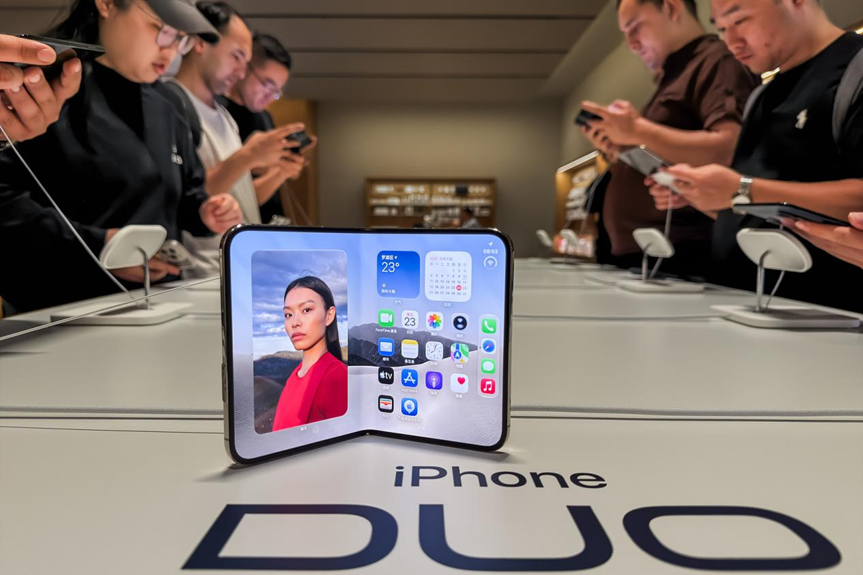 iPhone Duo在一片吐槽声中上演了首场尴尬的“买家秀”。(图/视觉中国)