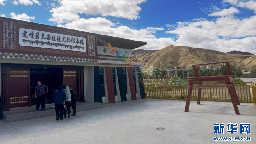 图为贡嘎县克西氆氇文化传承馆,馆外立有氆氇织机特色景观装置。新华网记者 穆问春 摄