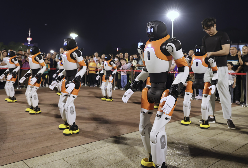 4月19日，为迎接第九届数字中国建设峰会，充满科技感与观赏性的具身智能机器人路演活动在福州五一广场举行。新华社图