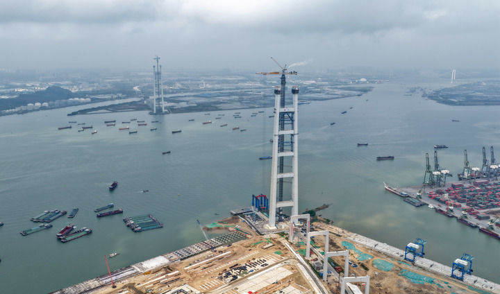 这是2026年3月26日拍摄的狮子洋大桥东、西主塔（无人机照片）。新华社记者 卢汉欣 摄