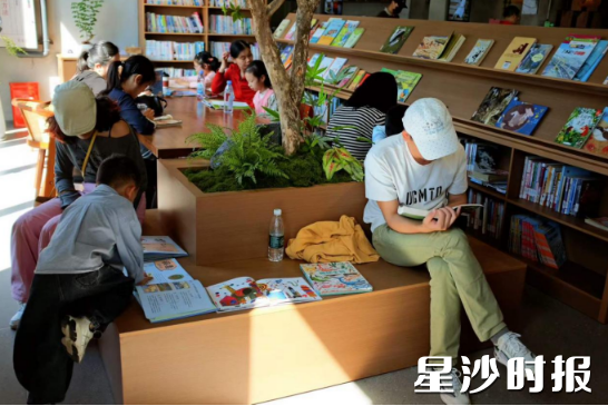 初恋书店吸引不少市民前来打卡。