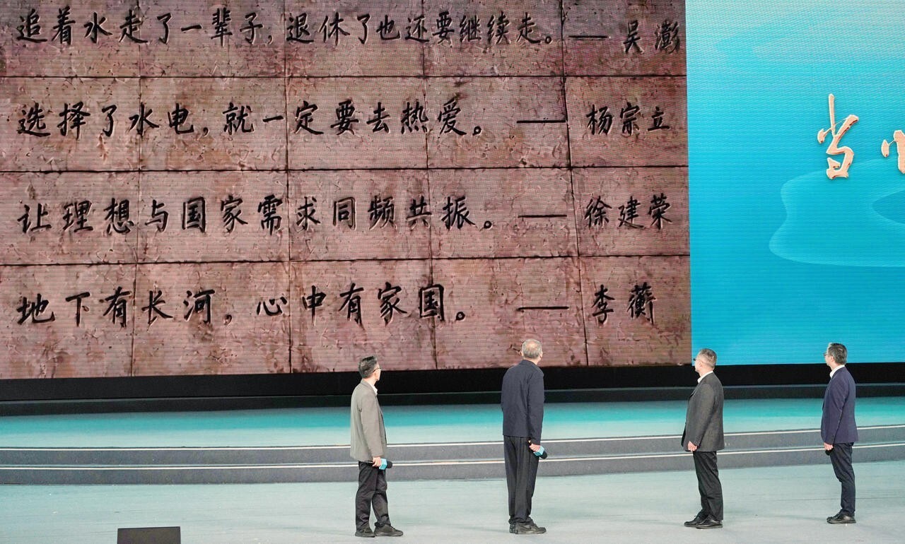 在“何以中国·当惊世界殊”网络主题宣传活动启动仪式上,吴澎、杨宗立、徐建荣、李蘅四位总工程师分享了他们参与“世纪工程”建设的故事。(主办方供图)