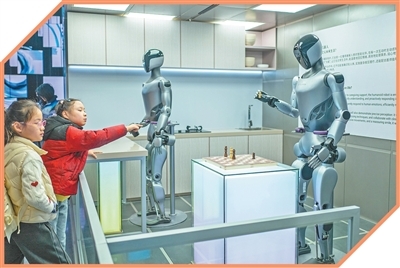 在上海科技馆，观众参观展出的人形机器人。王 初摄（影像中国）